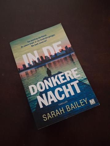 Sarah Bailey - in de donkere nacht beschikbaar voor biedingen