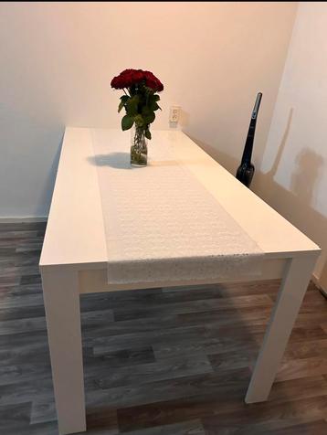 Eettafel beschikbaar voor biedingen