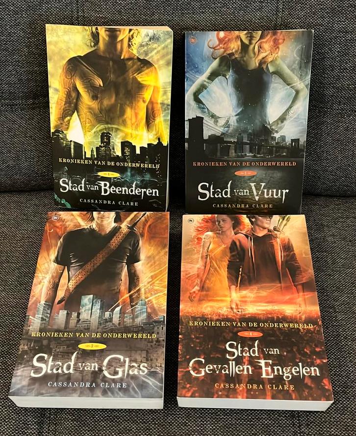 Cassandra Clare - Kronieken van de Onderwereld - deel 1 - 4, Boeken, Kinderboeken | Jeugd | 13 jaar en ouder, Zo goed als nieuw