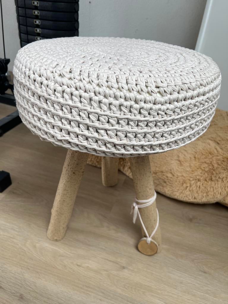 Wit/beige gehaakt krukje met houten poten, Huis en Inrichting, Ophalen, Gebruikt, Hout