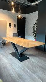 Visgraat eiken tafel met zwaar V-onderstel - Showroommodel, Huis en Inrichting, Tafels | Eettafels, Eikenhout, 200 cm of meer