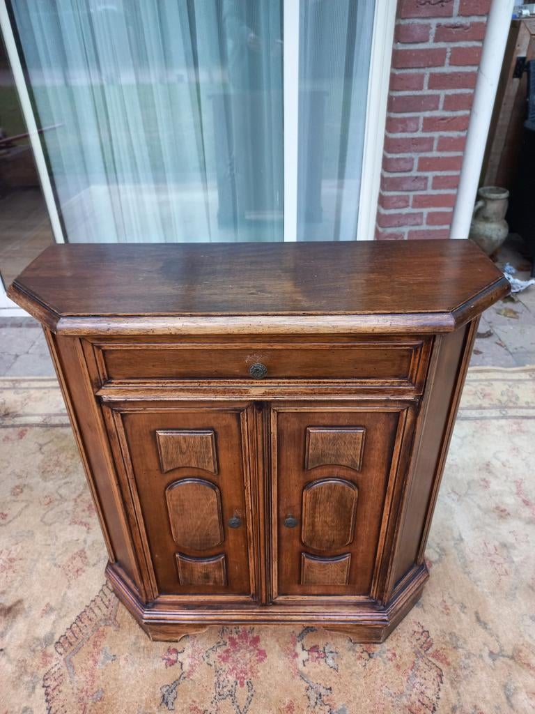 Klassiek houten wandkastje met lade en deurtjes, Ophalen