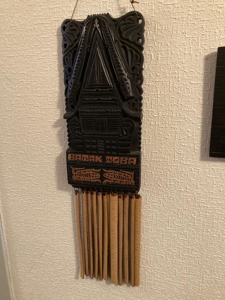 Uniek Balak Noba Houtsnijwerk met Bamboe Hangers, Ophalen, Overige onderwerpen, Handgemaakt, Wanddecoratie