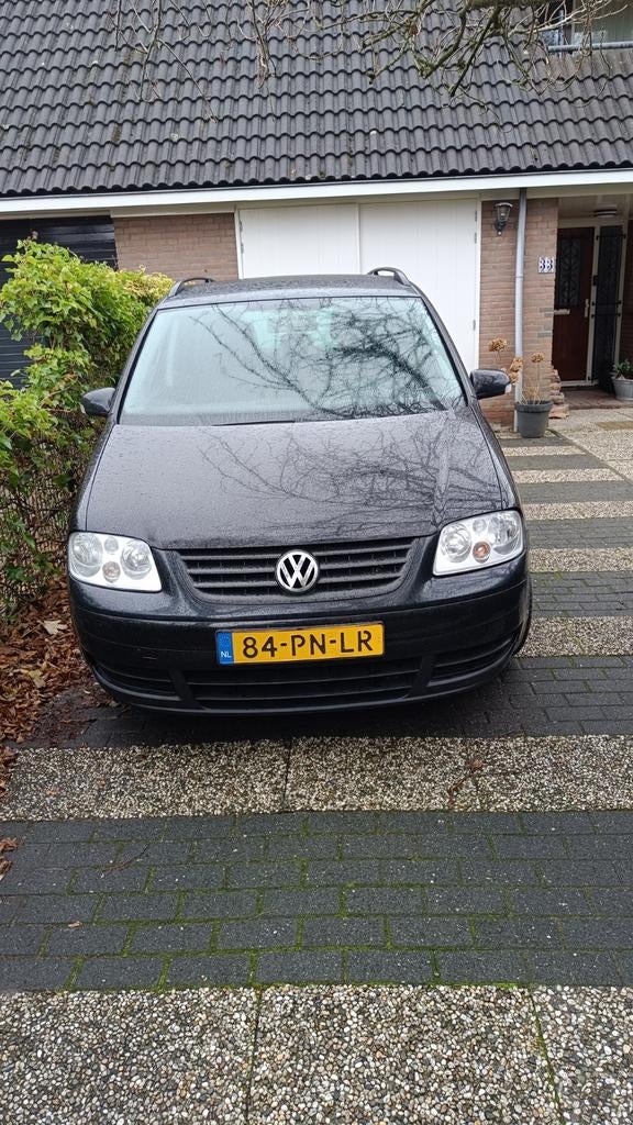 Volkswagen Touran 1.6 85KW AUT 2004 Zwart, Auto's, Volkswagen, 4 cilinders, 1445 kg, Zwart, Origineel Nederlands