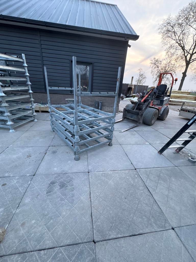 Stapelbokken met scharnierende rongen, Ophalen