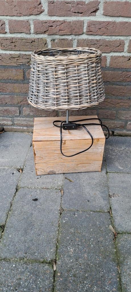 Schemerlamp met houten voet en rieten kap, Ophalen, Gebruikt, Landelijk, Rustiek, Overige materialen
