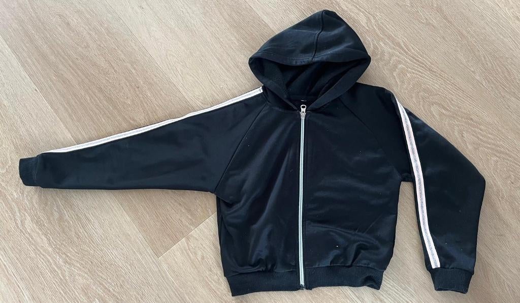 Zwart sportief vestje Maat 122, Kinderen en Baby's, Kinderkleding | Maat 122, Meisje, Trui of Vest, Ophalen of Verzenden, Zo goed als nieuw