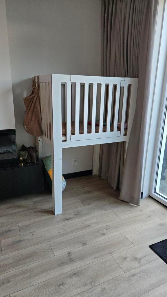 Cryless verhoogde box, Kinderen en Baby's, Ophalen of Verzenden, Zo goed als nieuw, Ledikant
