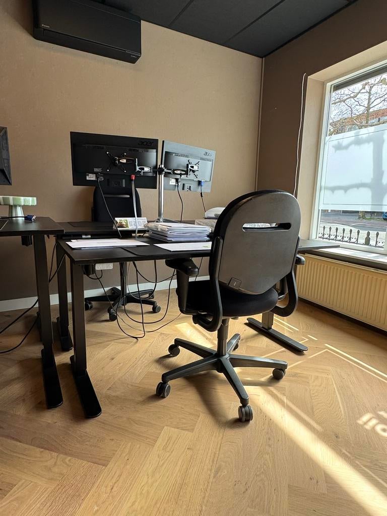 Kantoorinrichting  Zwart | ahrend zit sta, Ophalen, Zwart, Zo goed als nieuw, Bureaustoel