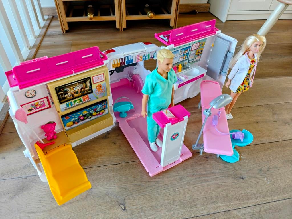 Barbie ambulance, huis en 8 poppen - zo goed als nieuw, Kinderen en Baby's, Speelgoed | Poppen, Ophalen, Zo goed als nieuw, Barbie