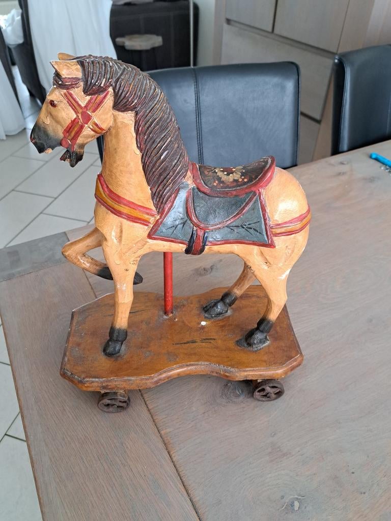 Decoratief houten paardje op wieltjes, Ophalen