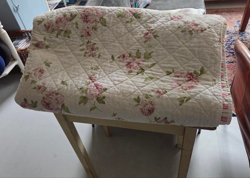 Brocante sprei of zomerdeken met roosjes in goede staat, Antiek en Kunst, Ophalen of Verzenden