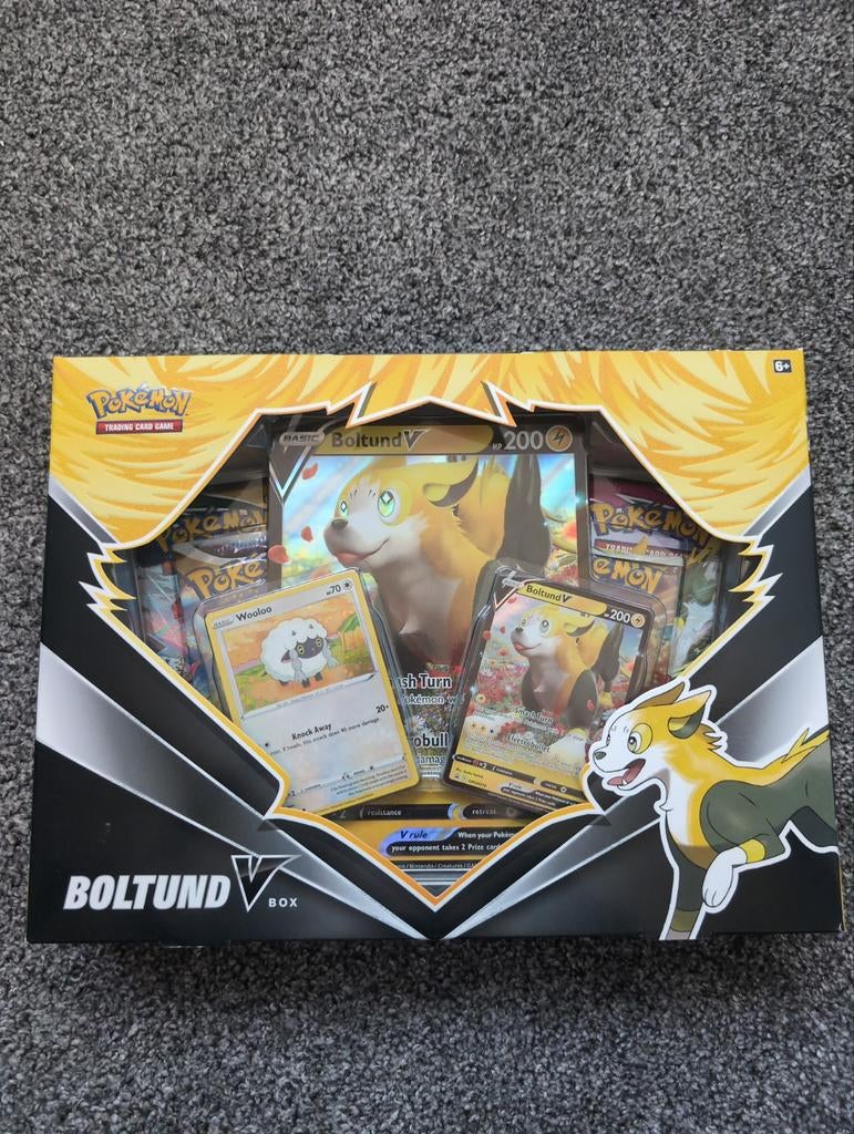 Pokemon boltund v box ( evolving skies), Ophalen of Verzenden, Zo goed als nieuw