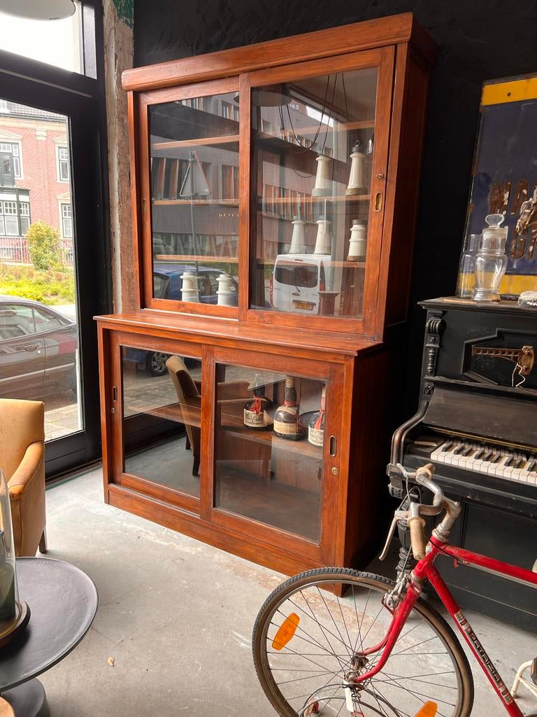 houten school vitrinekast met glazen schuifdeuren, Ophalen
