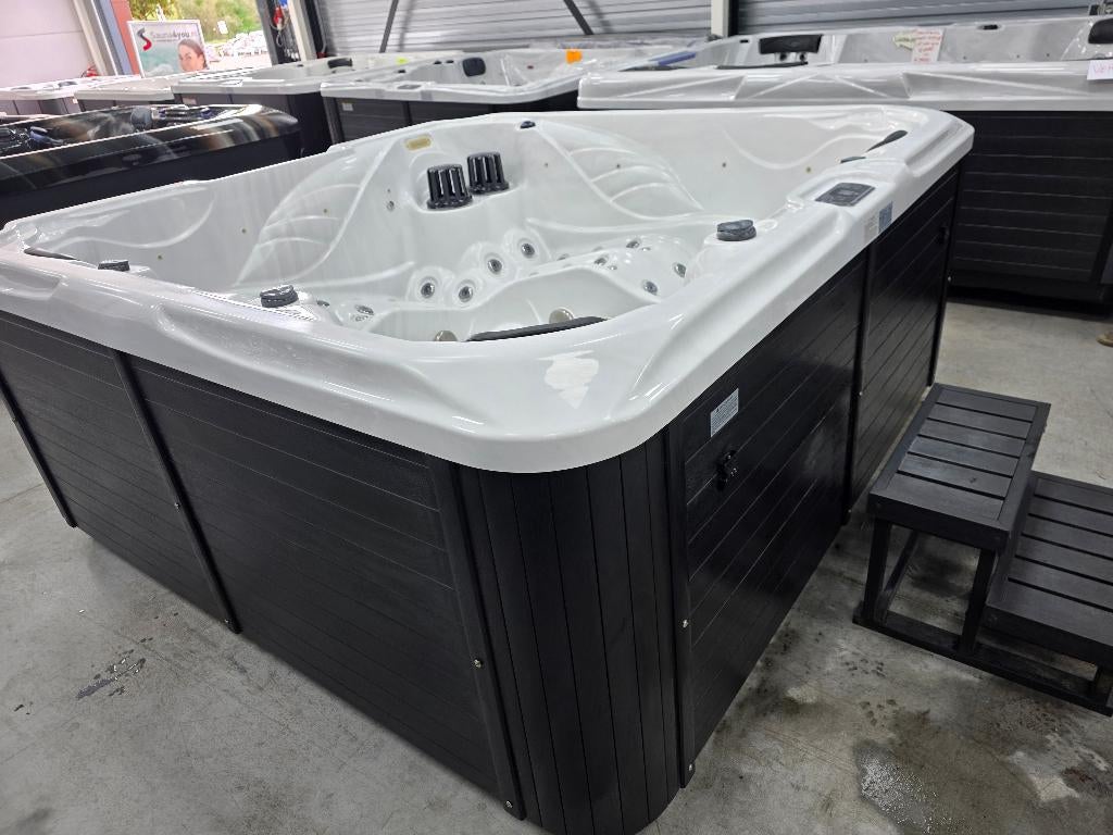 tweedehands spa nieuwprijs € 12000 nu € 3900  zeer dikke spa, Tuin en Terras, Bubbelbaden en Hottubs, Ophalen of Verzenden, Gebruikt