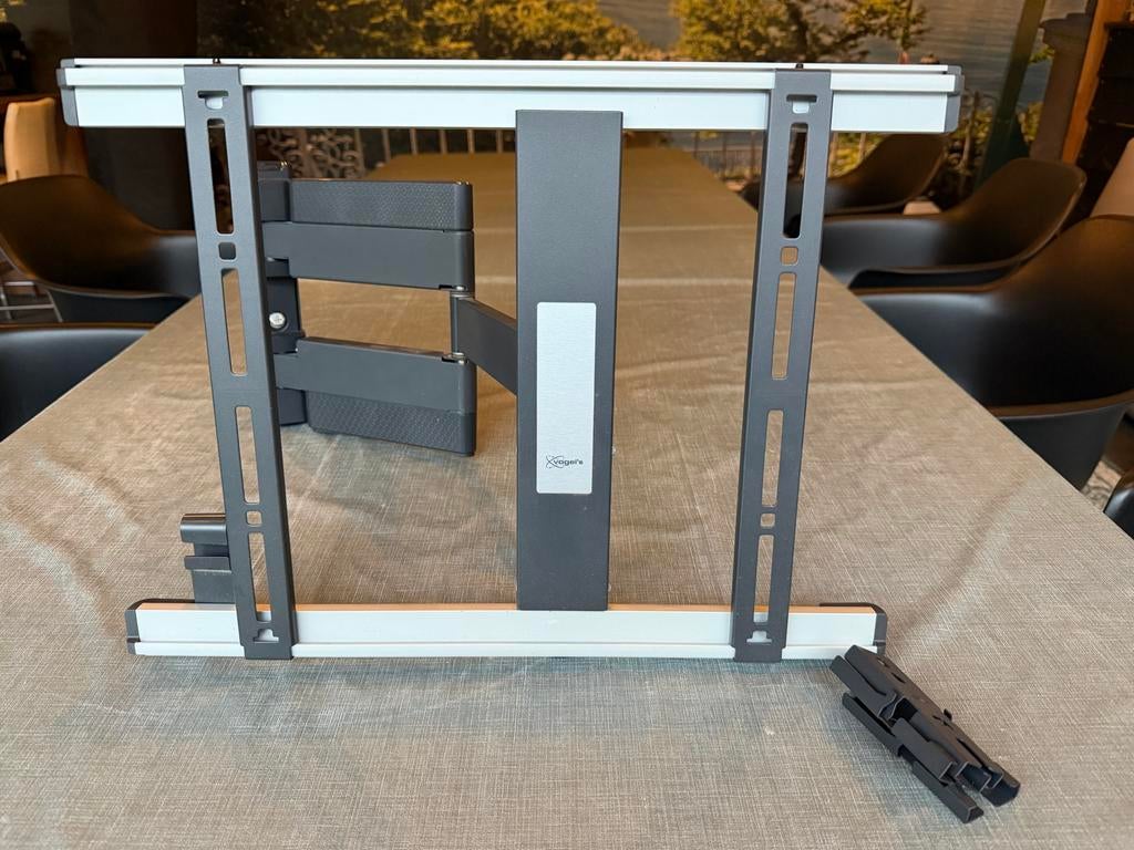 Vogel's TV Beugel Muurbeugel Draaibaar Zwart/Zilver, Audio, Tv en Foto, Televisiebeugels, Ophalen of Verzenden, Zo goed als nieuw