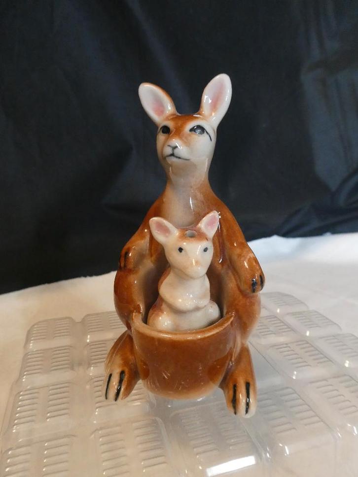 Vintage peper en zoutstel kangoeroe met een jong., Verzamelen, Dierenverzamelingen, Gebruikt, Overige typen, Overige soorten, Ophalen of Verzenden