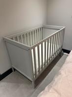 IKEA Sundvik babybed grijs met matras en beschermer, Kinderen en Baby's, Kinderkamer | Complete kinderkamers, Ophalen, Zo goed als nieuw