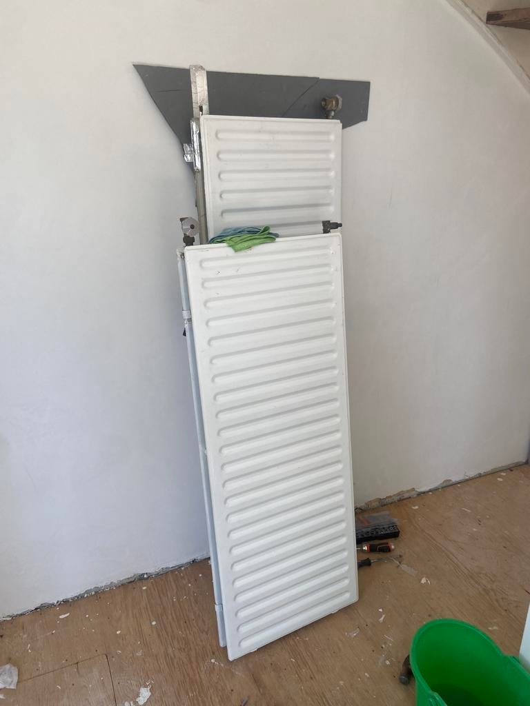 Twee radiatoren, werken goed. gratis ophalen - oud ijzer, Doe-het-zelf en Verbouw, Verwarming en Radiatoren, Ophalen, 30 tot 80 cm