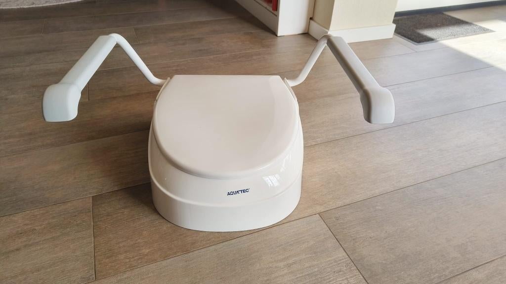 Wc verhoger Aquatec 900 met armleuningen, Ophalen, Zo goed als nieuw