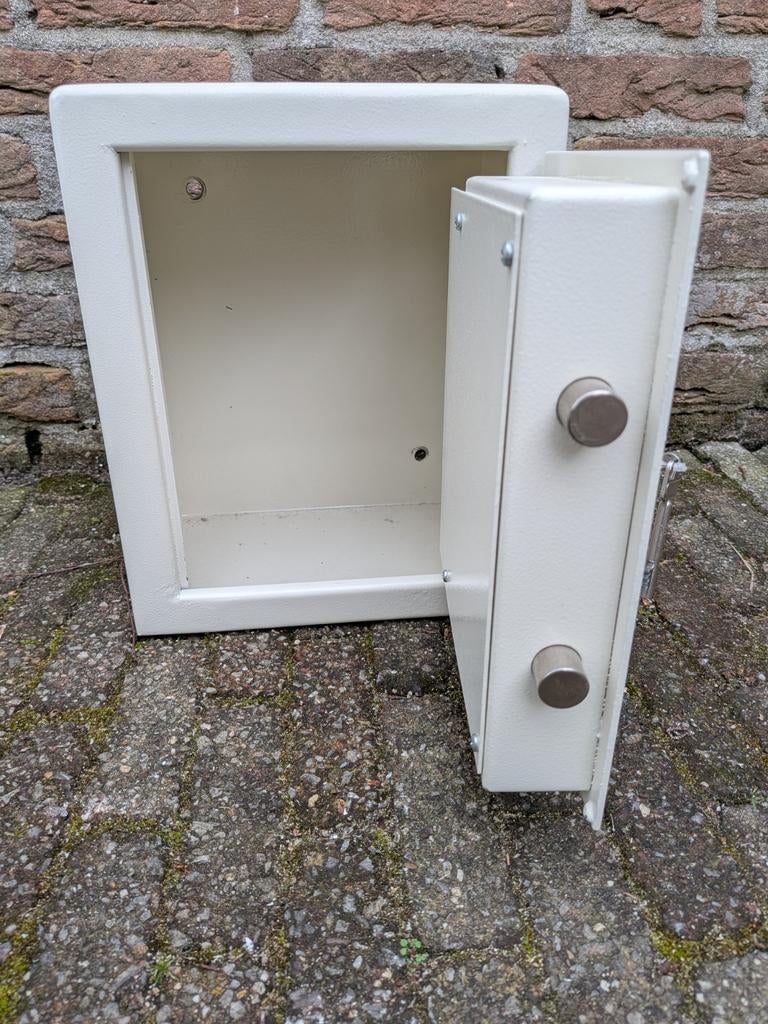 Zeer nette en inbraakwerende kluis (2 sleutels), Ophalen, Zo goed als nieuw