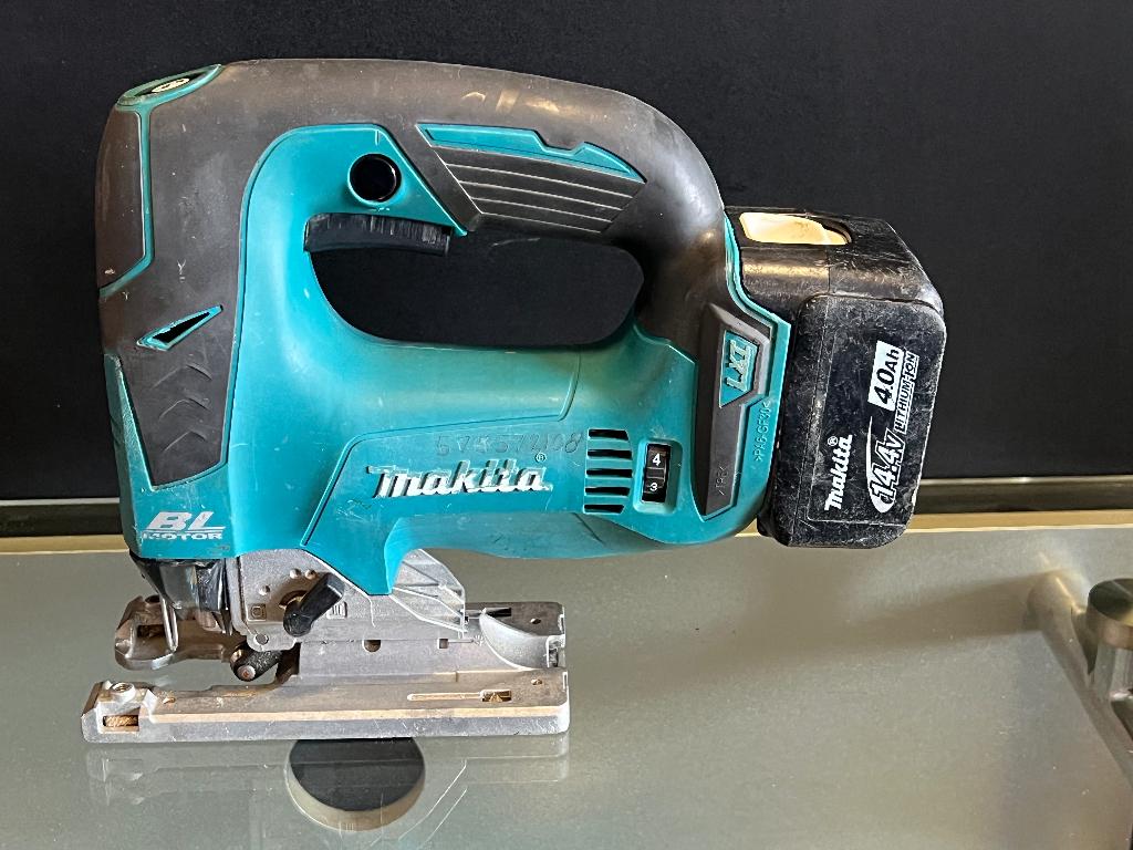 Makita DJV142 Decoupeerzaag D-greep 14.4V 1 Accu, Decoupeerzaag, Ophalen of Verzenden, Zo goed als nieuw, Makita