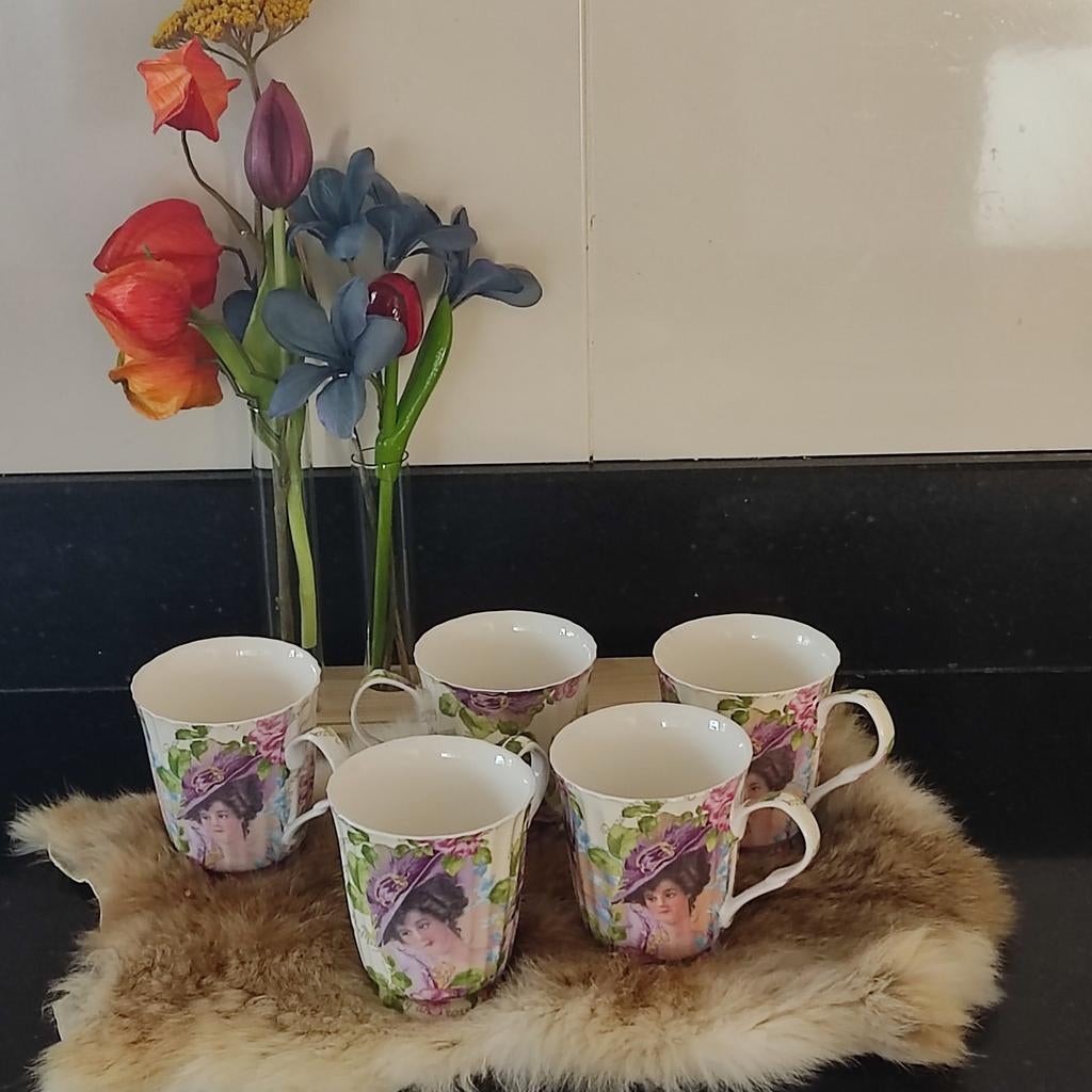 Set van 5 porseleinen mokken met bloemen en dames, Ophalen of Verzenden, Zo goed als nieuw, Overige stijlen, Kop(pen) en/of Schotel(s)