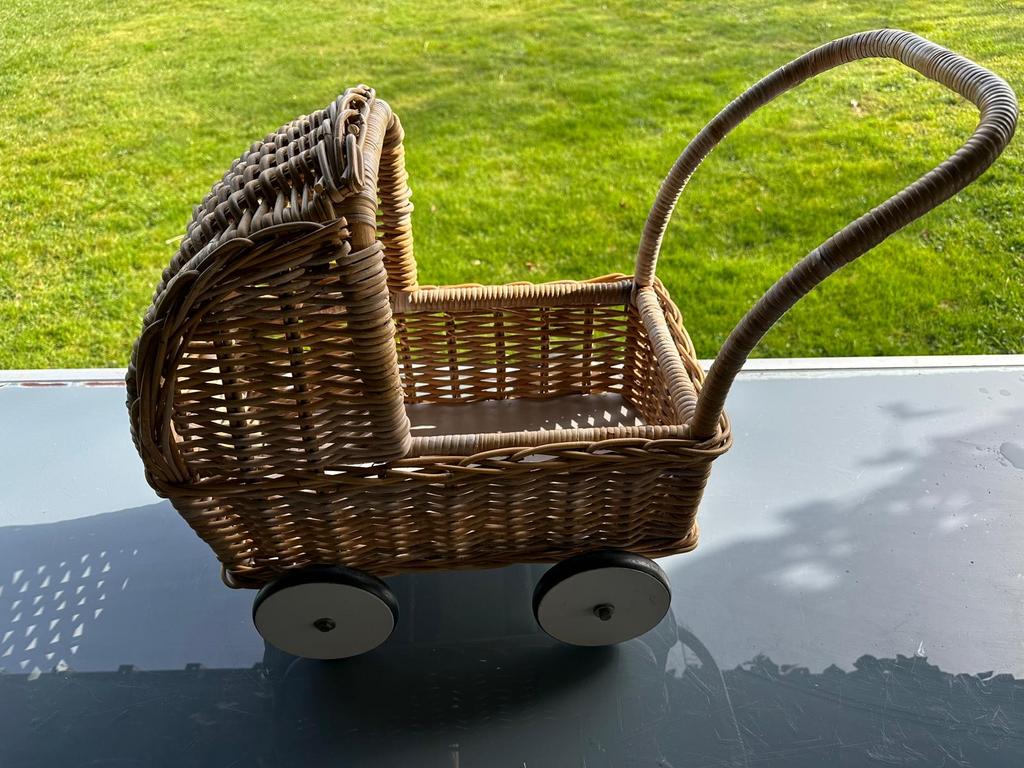 Degelijk rieten kinderwagentje, Kinderen en Baby's, Speelgoed | Poppen, Ophalen of Verzenden, Gebruikt
