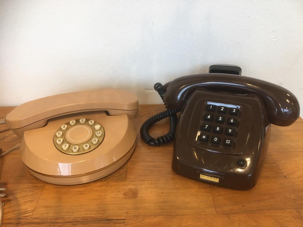 2 oude telefoons. Jaren 70, Telecommunicatie, Vaste telefoons | Niet Draadloos, Ophalen of Verzenden, Zo goed als nieuw