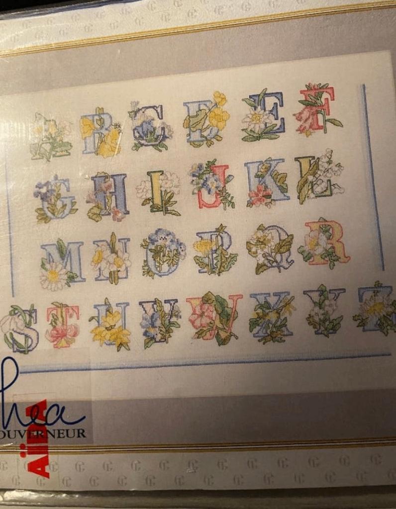 BORDUURPAKKET THEA GOUVERNEUR BLOEMEN ALFABET 2089, Hobby en Vrije tijd, Borduren en Borduurmachines, Verzenden, Nieuw, Handborduren