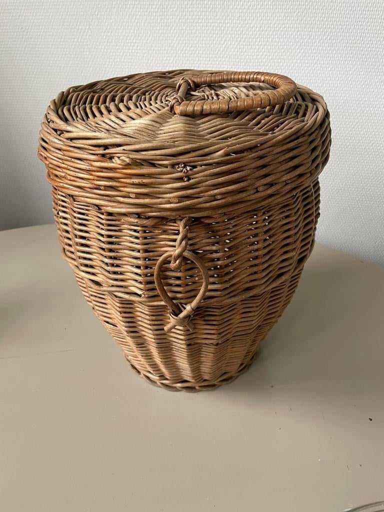 Vintage rieten mand met deksel, Huis en Inrichting, Woonaccessoires | Schalen en Manden, Gebruikt, Mand, Ophalen of Verzenden