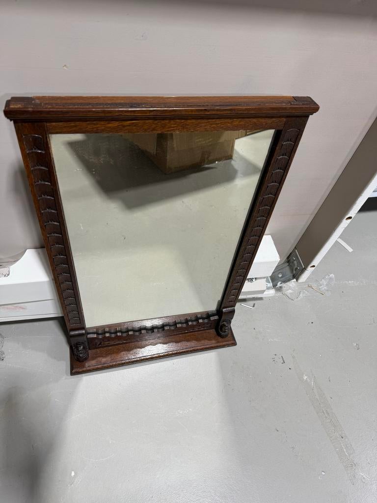 Houten spiegel met houtsnijwerk, Antiek en Kunst, Antiek | Spiegels, Ophalen of Verzenden, Rechthoekig, Minder dan 50 cm, 100 tot 150 cm