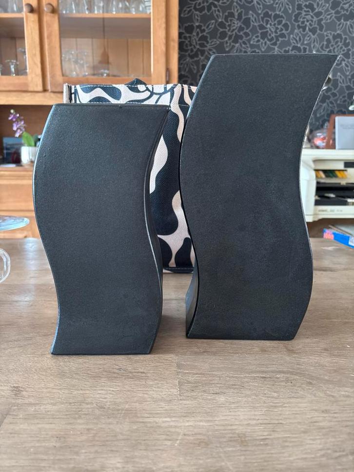 Set van 2 zwarte kunststof vazen, modern design, Huis en Inrichting, Woonaccessoires | Vazen, Gebruikt, Zwart, Minder dan 50 cm