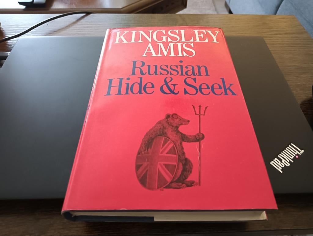 Boek Kingsley Amis Russian Hide & Seek, Boeken, Gelezen, Ophalen of Verzenden, Kingsley Amis, Fictie