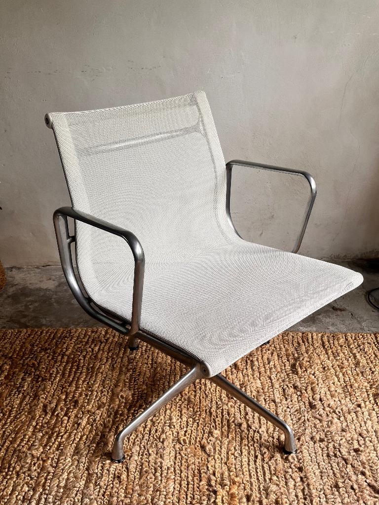 4x Vitra Eames EA 108 stoel . Draaibaar.  witte Netweave., Huis en Inrichting, Stoelen, Ophalen, Gebruikt, Wit, Vier