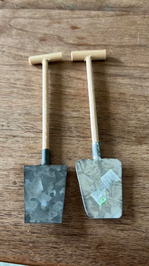 2 miniatuur scheppen 13 cm lengte voor poppenhuis., Verzenden, Nieuw, Poppenhuis