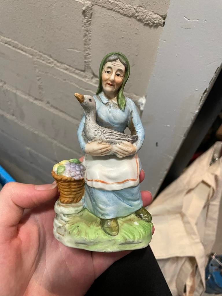 Beeldje oude vrouw met eend, Verzamelen, Beelden en Beeldjes, Ophalen of Verzenden, Gebruikt, Mens