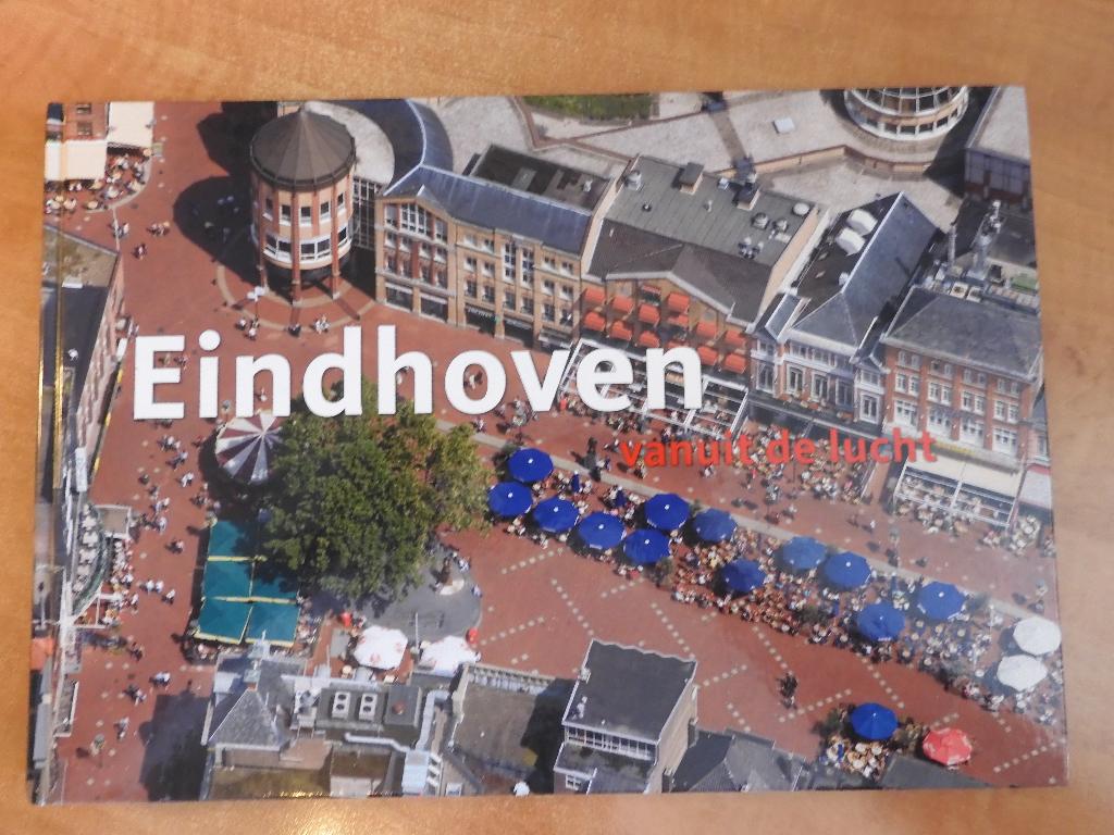 Eindhoven vanuit de lucht tientallen kleurenluchtfoto's 2007, Boeken, Kunst en Cultuur | Fotografie en Design, Gelezen, Overige onderwerpen