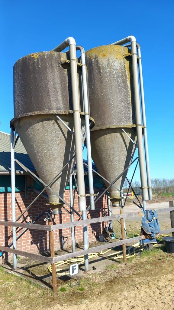 Te Koop, 2 voersilo's, Ophalen