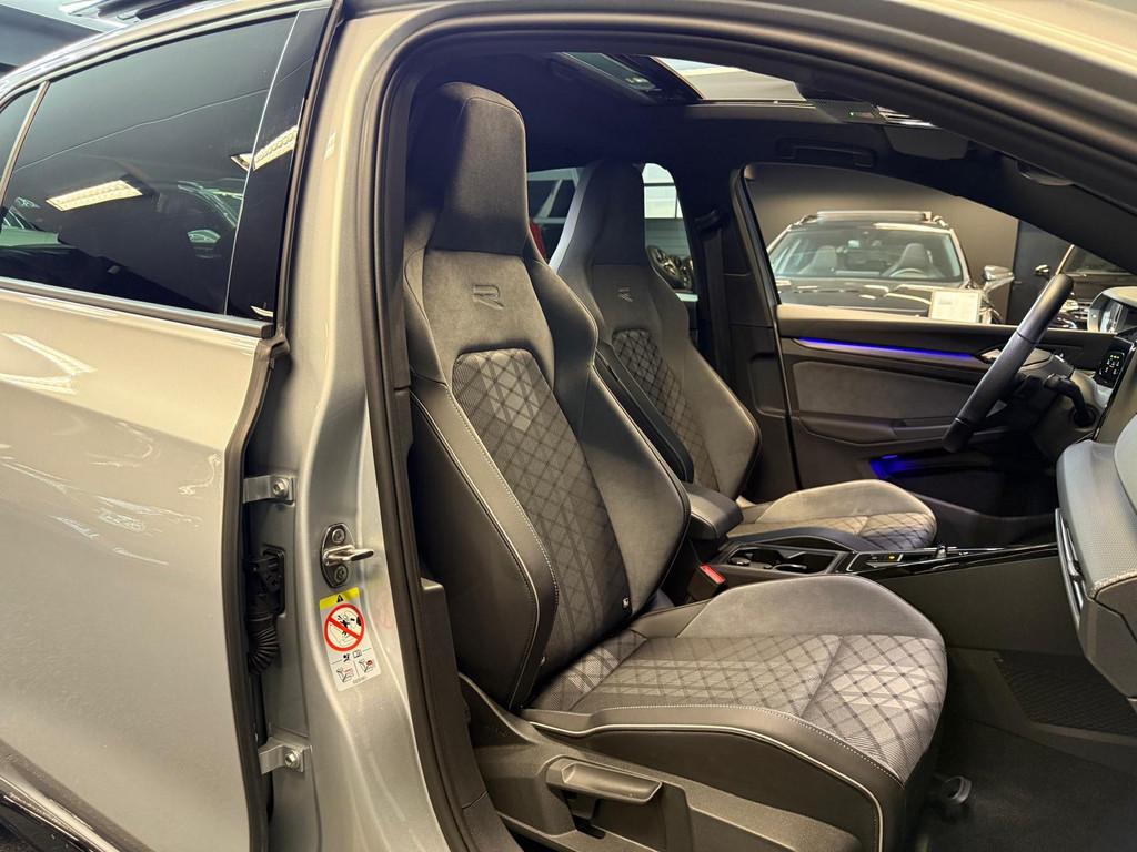Volkswagen Golf 8 1.5 eTSI 3X R-Line|Trekhaak|Pano|IQ Light|, Auto's, Volkswagen, 12 maanden, 4 cilinders, Bedrijf, Adaptive Cruise Control