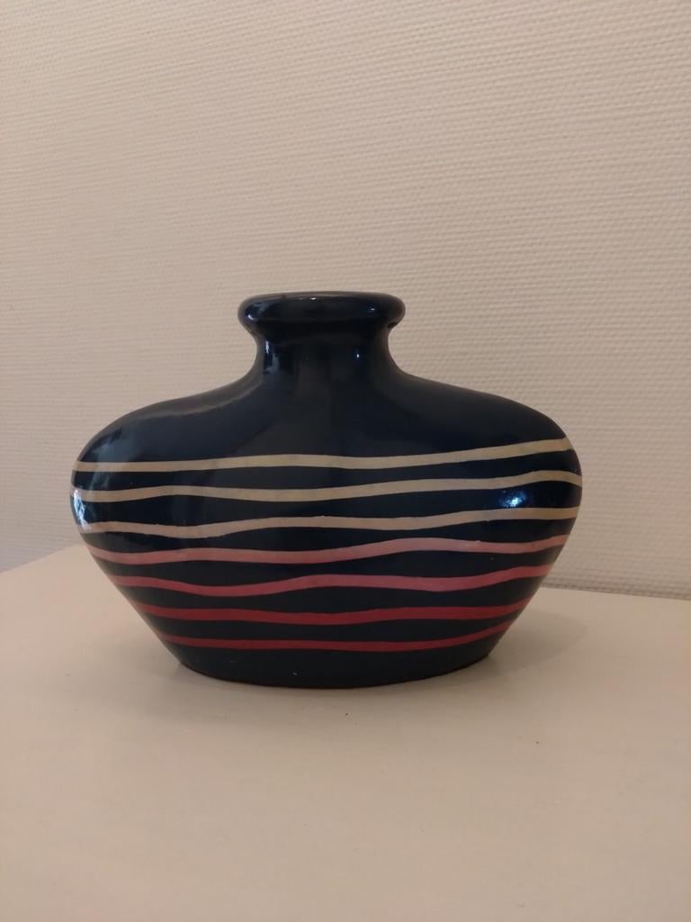 Donkerblauwe vaas met gekleurde strepen, Huis en Inrichting, Woonaccessoires | Vazen, Blauw, Aardewerk of Porselein, Ophalen of Verzenden