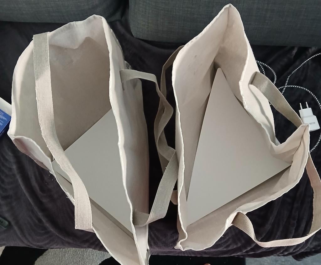 2 grijs kledinghangers tassen, Kleding | Dames, Overige Dameskleding, Ophalen of Verzenden, Zo goed als nieuw