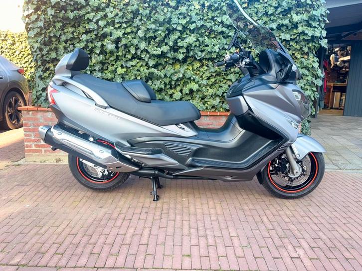 Suzuki burgman 650 uit 2013 in NIEUWSTAAT  30.200 km, Motoren, Motoren | Suzuki, Particulier, Scooter, meer dan 35 kW, 2 cilinders