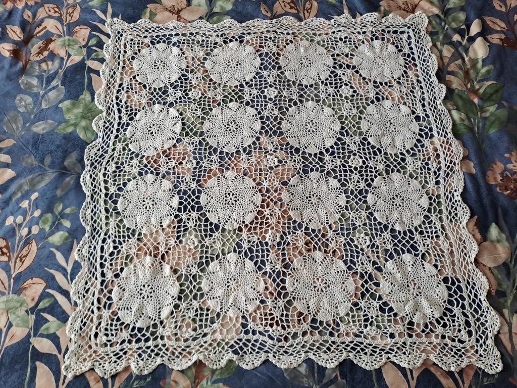 Vintage vierkant gehaakt tafelkleed
82 x 82 cm, 50 tot 100 cm, Vierkant, Zo goed als nieuw, N.v.t