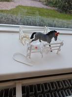 Schleich paard met hekken en turnzadel compleet, Ophalen of Verzenden, Gebruikt
