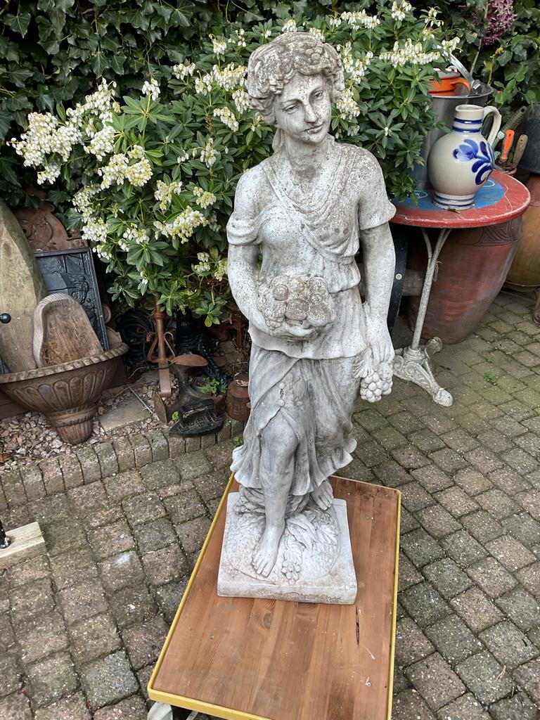 Tuinbeeld van vrouw met fruit, Tuin en Terras, Tuinbeelden, Ophalen, Gebruikt, Steen, Mensenbeeld