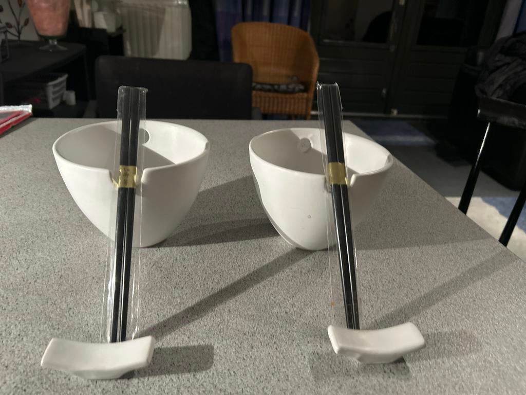 Set van 2 Chinese eetkommen met eetstokjes en houders, Huis en Inrichting, Keuken | Servies, Keramiek, Nieuw, Ophalen of Verzenden