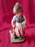 Hummel beeldje meisje met kat en bloemen, Verzamelen, Beelden en Beeldjes, Ophalen of Verzenden, Zo goed als nieuw, Hummel