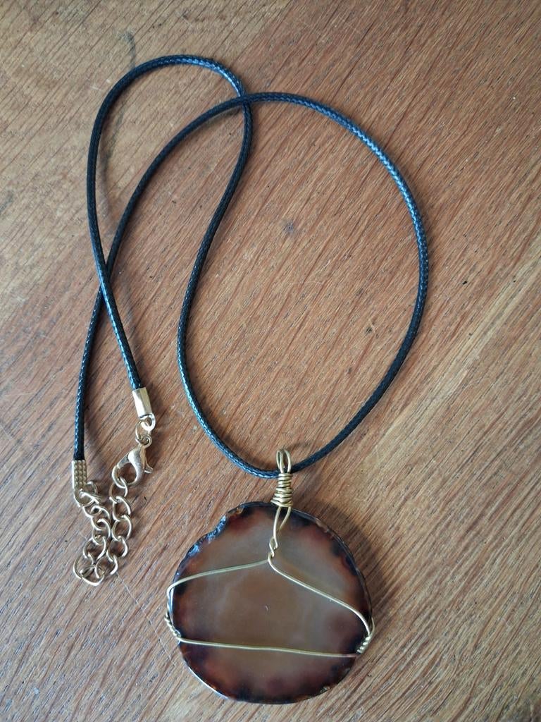 Halsketting met agaat hanger, Sieraden, Tassen en Uiterlijk, Kettingen, Gebruikt, Bruin, Ophalen of Verzenden, Steen of Mineraal