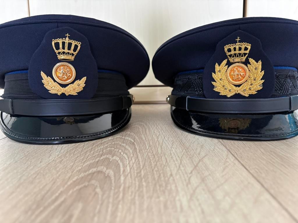 2x pet KMA, Verzamelen, Ophalen of Verzenden, Landmacht, Nederland, Helm of Baret